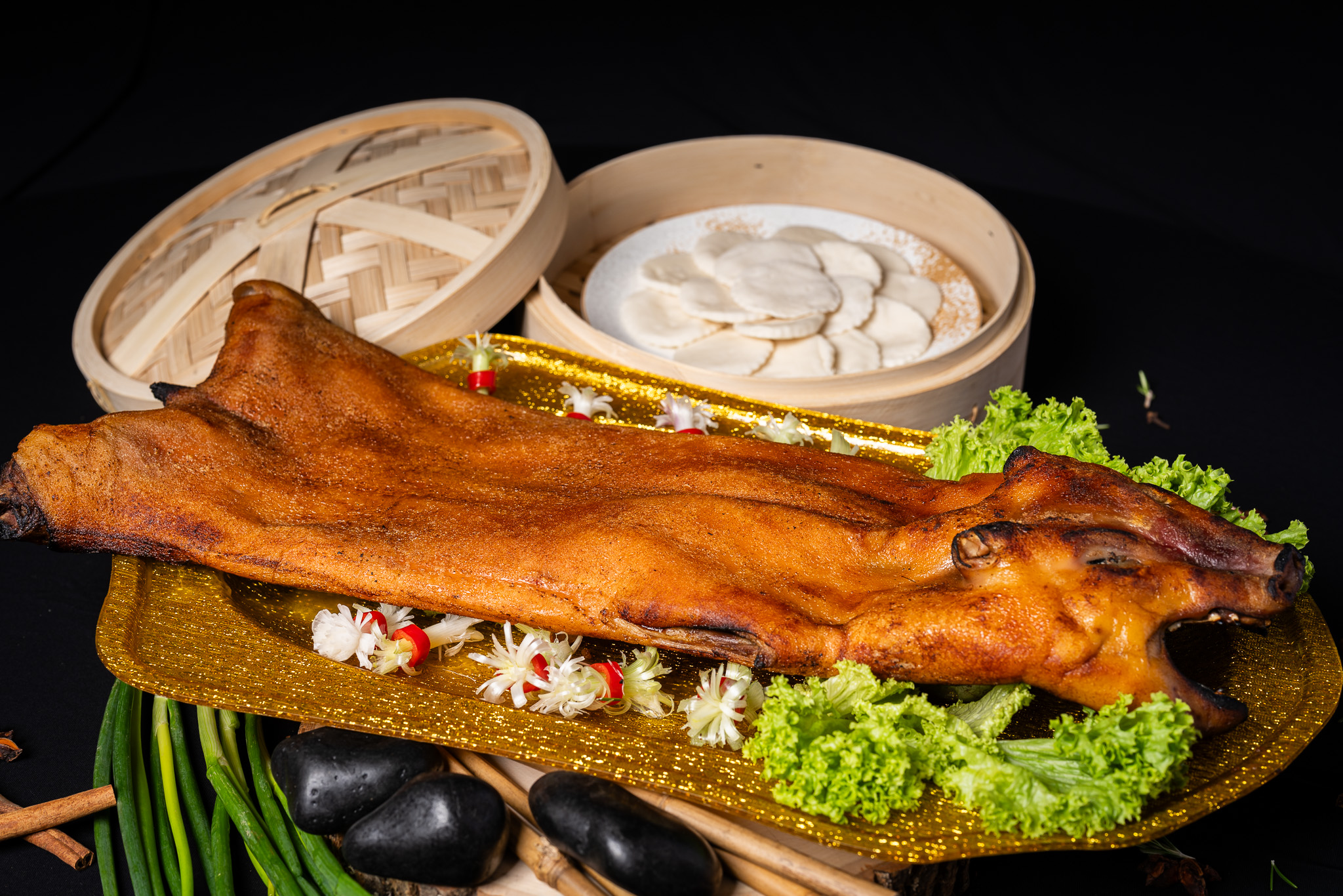 ⾦猪报喜 CRISPY SUCKLING PIG